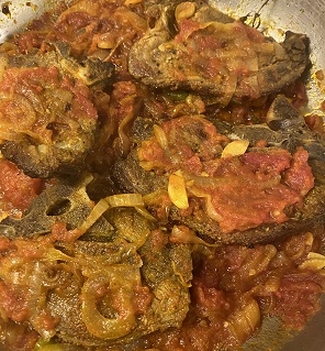 Spicy lamb chops in a tomato chutney
